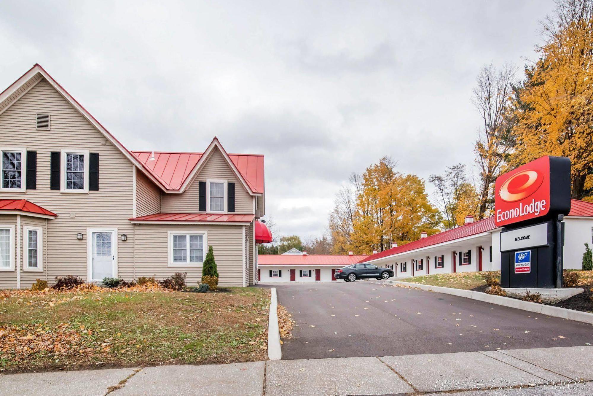 Econo Lodge Saint Albans Exterior photo