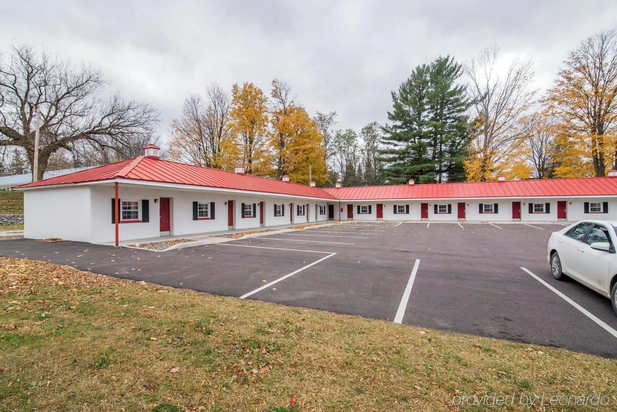 Econo Lodge Saint Albans Exterior photo